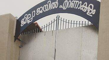 'ഹൗസ്ഫുള്ളാണ് , ഇനി ആളെ കൊണ്ടു വരരുത്'; കാക്കനാട് ജയിലിൽ സൂചി കുത്താൻ സ്ഥലമില്ലെന്ന് അധികൃതർ