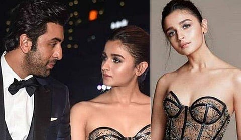 അവാര്‍ഡ് വേദിയില്‍ രണ്‍ബീറിനോട് ഐ ലവ് യൂ പറഞ്ഞ് ആലിയ; മുഖം പൊത്തി ചിരിച്ച് രണ്‍ബീറും (വിഡിയോ) 