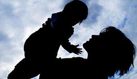 കുട്ടി കരയുന്നത് നിര്‍ത്താന്‍ വായില്‍ ഫെവിക്വിക്ക് ഒഴിച്ച് ഒട്ടിച്ചു; സഹികെട്ടിട്ടെന്ന് അമ്മ, കസ്റ്റഡിയില്‍