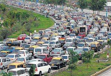 ഓരോ കിലോമീറ്ററിലും 510 കാറുകള്‍!  വാഹനപ്പെരുപ്പത്തില്‍ ശ്വാസം മുട്ടി മുംബൈ, പൊതുഗതാഗതം കാര്യക്ഷമമാക്കണമെന്ന് റിപ്പോര്‍ട്ട്