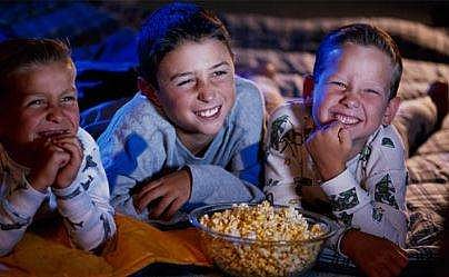 കുട്ടികള്‍ ടി വി കാണുമ്പോള്‍ 'കൊറിക്കാറുണ്ടോ? ഹൃദയം താളം തെറ്റുമെന്ന് പഠന റിപ്പോര്‍ട്ട് 