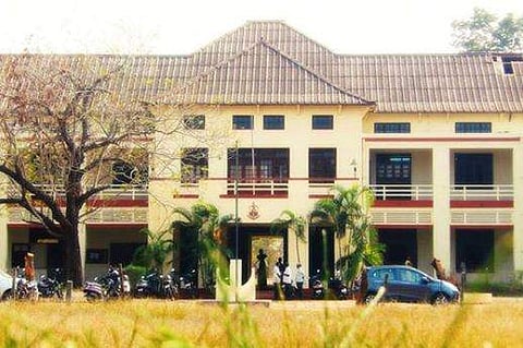 'തുടയില്‍ കൈവച്ചു, രാത്രി മുറിയില്‍ അതിക്രമിച്ചു കയറി'; വിനോദ യാത്രയ്ക്കിടെ അധ്യാപകന്‍ പീഡിപ്പിക്കാന്‍ ശ്രമിച്ചെന്ന് കോളെജ് വിദ്യാര്‍ത്ഥിനികള്‍ 