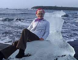 ഐസ് കട്ടയിലിരുന്ന് ഫോട്ടോയ്ക്ക് പോസ് ചെയ്തു: മുത്തശ്ശിയെ തിരമാല കൊണ്ടുപോയി