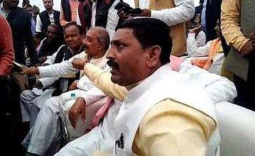 വികസനമെവിടെയെന്ന് ജനങ്ങള്‍; ഇനി വേശ്യകള്‍ വന്ന് തുള്ളിക്കളിക്കണോയെന്ന് ബിജെപി എംഎല്‍എ, പ്രതിഷേധം