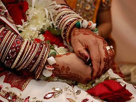 വിവാഹം കഴിഞ്ഞതിന് പിന്നാലെ വധു ഛർദ്ദിച്ചു; കന്വകാത്വം പരിശോധിപ്പിച്ച് വരനും കുടുംബവും; കേസ്