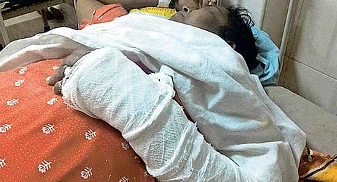 ആശുപത്രിയില്‍ കൂട്ടിരുന്ന ഭര്‍ത്താവിനെ പുറത്താക്കി; കട്ടിലില്‍ നിന്ന് വീണ ഭാര്യയുടെ കയ്യൊടിഞ്ഞു