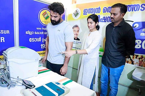 ടൊവിനോയെ വോട്ടു ചെയ്യാന്‍ പഠിപ്പിച്ച് കളക്ടര്‍ അനുപമ; ഇതു വളരെ സിമ്പിളെന്ന് താരം