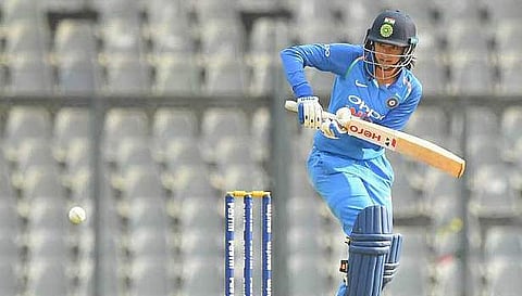 രണ്ടക്കം കടക്കാതെ മുൻനിര തകർന്നു; ഇന്ത്യൻ വനിതകൾക്കെതിരെ ആദ്യ ടി20യിൽ അനായാസ ജയവുമായി ഇം​ഗ്ലണ്ട് 