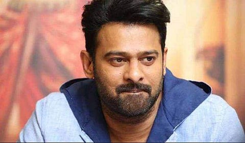 ഫോട്ടോയ്ക്കു പിന്നാലെ പ്രഭാസിന്റെ കവിളത്ത് അടിച്ച് ആരാധിക ; അമ്പരന്ന് താരം