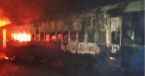 ഓ​ട്ട​ത്തി​നി​ടെ ട്രെ​യിൻ നിന്ന് കത്തി ; പാ​ൻ​ട്രി ​കാ​ർ വേർപെടുത്തി രക്ഷാപ്രവർത്തനം ( വീഡിയോ)