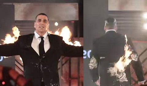 തീ പിടിച്ച രൂപവുമായി അക്ഷയ് കുമാറിന്റെ റാംപ് വാക്ക്, ഞെട്ടല്‍, കയ്യടി; കൊല്ലാനുളള ദേഷ്യമുണ്ടെന്ന് ഭാര്യ ( വിഡിയോ) 