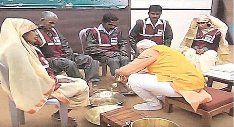 സമ്പാദ്യത്തില്‍ നിന്ന് കുംഭമേളയിലെ ശുചീകരണ തൊഴിലാളികള്‍ക്ക് മോദി വക 21 ലക്ഷം രൂപ 