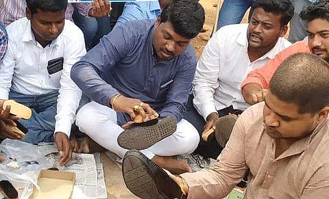 തൊഴിലില്ലായ്മ രൂക്ഷമായത് മോദി ഭരണത്തില്‍; ഷൂ പോളിഷ് ചെയ്ത് എന്‍എസ് യുഐയുടെ പ്രതിഷേധം 