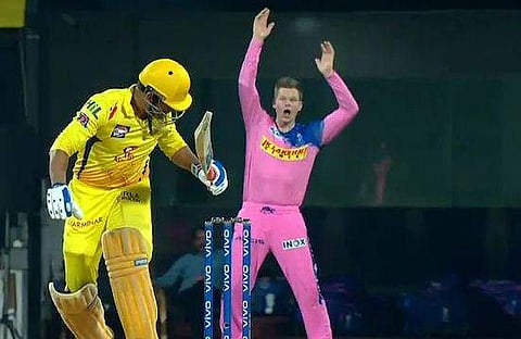 ധോനിക്ക് തുണയായി ഭാഗ്യവുമുണ്ട്; അല്ലെങ്കില്‍ സ്റ്റംപില്‍ പന്ത് തൊട്ട ആറാം ഓവറില്‍ വീഴണമായിരുന്നു