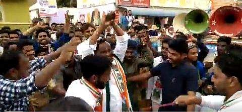 വോട്ട് തേടി നടുറോഡില്‍ കോണ്‍ഗ്രസ് മന്ത്രിയുടെ നാഗനൃത്തം; വീഡിയോ വൈറല്‍