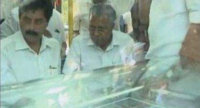 മാണിക്ക് അന്തിമോപചാരമർപ്പിച്ച് മുഖ്യമന്ത്രി പിണറായി വിജയൻ