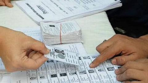 വോട്ട് ചെയ്യാം: സ്വകാര്യ സ്ഥാപനങ്ങളിലെ ജീവനക്കാര്‍ക്കും ശമ്പളത്തോടെ അവധി