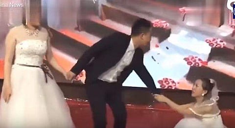 തെറ്റ് ഏറ്റുപറഞ്ഞ് വരന്റെ കാലുപിടിച്ച് മുൻകാമുകി ; വിവാഹവേദിയിൽ നാടകീയ രം​ഗങ്ങൾ, രോഷത്തോടെ വധു ( വീഡിയോ)