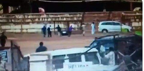 മോദിയുടെ വിമാനത്തിൽ കൊണ്ടുവന്ന പെട്ടിയിലെന്ത്? വിവാദം കൊഴുക്കുന്നു, മറുപടിയില്ലാതെ പ്രധാനമന്ത്രിയുടെ ഓഫീസ്