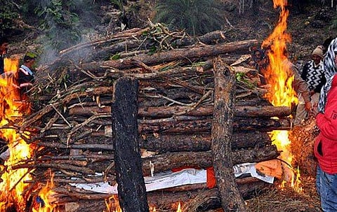 ദളിതയായതിനാല്‍ പൊതുശ്മശാനം വിലക്കി ;  ഒടുവില്‍ മൃതദേഹം മറവ് ചെയ്തത് കാടിനുള്ളില്‍
