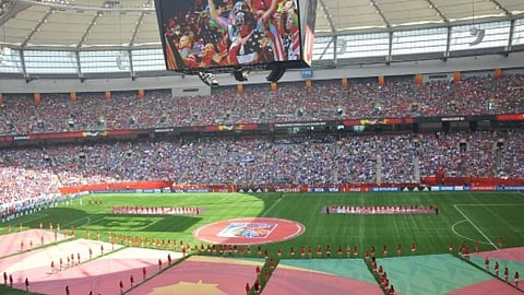 ലോകം കാണുകയാണ് പെണ്‍പടകളുടെ ഫുട്‌ബോള്‍ കളി; വനിതാ ഫുട്‌ബോളിന് ആരാധകര്‍ കൂടി വരുന്നു