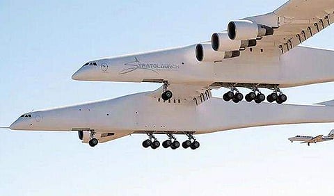 ചിറകുകള്‍ ഒരു ഫുട്‌ബോള്‍ ഗ്രൗണ്ടോളം, ഒരേ സമയം ബഹികാരകാശത്ത് എത്തിക്കുക മൂന്ന് റോക്കറ്റുകള്‍; ലോകത്തിലെ ഏറ്റവും വലിയ വിമാനം 'സ്ട്രാറ്റോലോഞ്ച്' പറന്നുയര്‍ന്നു (വിഡിയോ) 