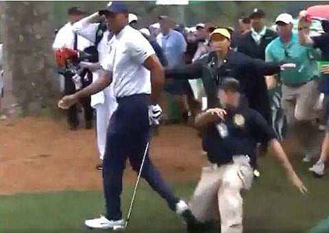 ഗോള്‍ഫിലും ടാക്ലിങ് ഉണ്ടോ? ടൈഗര്‍ വുഡ്‌സിനെ ടാക്കിള്‍ ചെയ്ത സെക്യൂരിറ്റി ഗാര്‍ഡ്‌