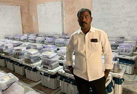 സ്‌ട്രോങ് റൂമില്‍ കയറി ഫോട്ടോയ്ക്ക് പോസ് ചെയ്ത് പോളിങ് ഏജന്റ് ; ചിത്രം ഫേസ്ബുക്കില്‍, പിന്നാലെ അറസ്റ്റ്