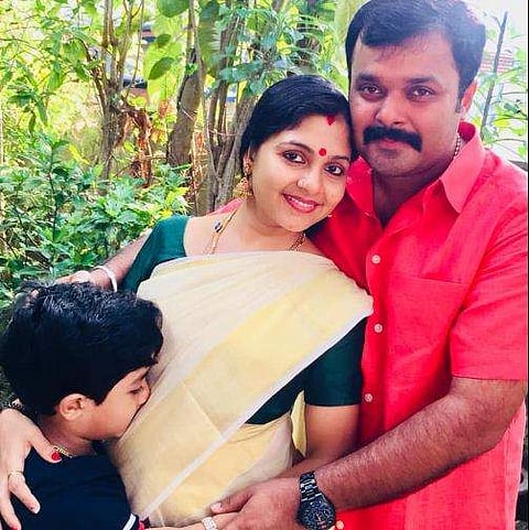 'എന്റെ അമ്മവയറ്റിൽ ഒരു ഉണ്ണിയുണ്ടെല്ലോ !, വിശേഷം പങ്കുവെച്ച് അമ്പിളിദേവി, അമ്മ വയറില്‍ മുഖം ചേര്‍ത്ത് മകന്‍