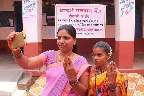 പോളിങ് ബൂത്തിന് മുമ്പില്‍ നിന്ന് സെല്‍ഫി വേണ്ട; മാധ്യമപ്രവര്‍ത്തകരുടെ മൊബൈല്‍ ഉപയോഗത്തിനും വിലക്ക് 