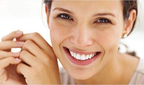 വെറുതെ പല്ല് കളയണോ? തിളങ്ങുന്ന പല്ലിന് പിന്നാലെ പായുന്നതിന് മുമ്പ് ഇതുകൂടെ അറിഞ്ഞിരിക്കാം 