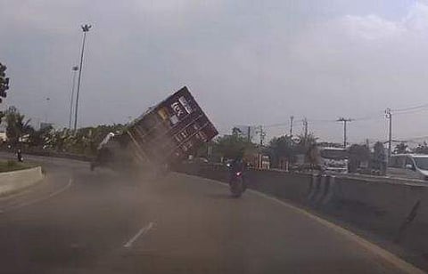 നടുറോഡില്‍ മറിയുന്ന കണ്ടെയ്‌നര്‍ ലോറി, സൈഡിലുടെ പോകുന്ന സ്‌കൂട്ടര്‍ യാത്രികന്‍; അത്ഭുതകരമായ രക്ഷപ്പെടല്‍ (വീഡിയോ)