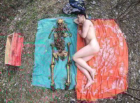 അച്ഛന്റെ കുഴിമാടം മാന്തി അസ്ഥികൂടം പുറത്തിട്ട് മകന്റെ ഫോട്ടോഷൂട്ട് ; വൈറൽ, രൂക്ഷ വിമർശനം (ചിത്രങ്ങൾ )