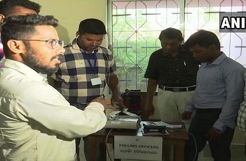 ആഗ്രയിലും മഥുരയിലും വോട്ടിങ് മെഷീനുകളില്‍ തകരാറ്; അസമില്‍ വിവിപാറ്റ് പണി മുടക്കി