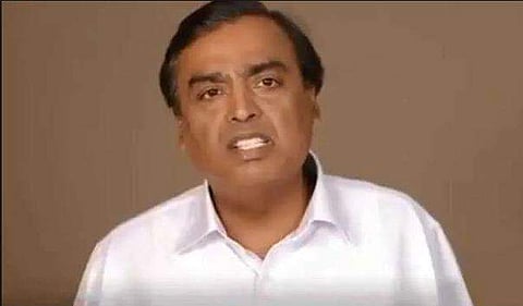 കോണ്‍ഗ്രസ് സ്ഥാനാര്‍ഥിക്കു വേണ്ടി വോട്ട് തേടി മുകേഷ് അംബാനി, നീക്കം അനില്‍ അംബാനിയെ കോണ്‍ഗ്രസ് കടന്നാക്രമിക്കുന്നതിന് ഇടയില്‍