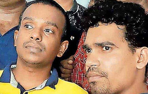 കാസർകോട് ആയുധ ശേഖരം കണ്ടെത്തി; പിടിച്ചെടുത്തവയിൽ മൊബൈൽ ഫോണുകളും വാഹനങ്ങളുടെ വ്യാജ നമ്പർ പ്ലേറ്റുകളും 