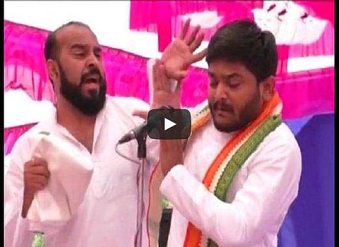 പ്രസംഗത്തിനിടെ ഹാര്‍ദിക് പട്ടേലിന്റെ മുഖത്തടിച്ച് യുവാവ് , അമ്പരപ്പ്, കൂട്ടയടി (വീഡിയോ)
