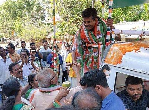 '92 വയസ്സായ അച്ഛനെ മൂവര്‍ണ ഷാള്‍ അണിയിച്ച് നാടകം' ; കോണ്‍ഗ്രസിനെതിരെ ആദ്യകാല കമ്യൂണിസ്റ്റ് നേതാവിന്റെ മകന്‍