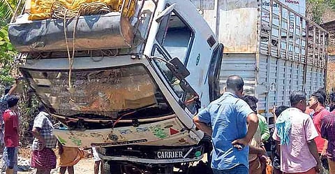 ഓടിക്കൊണ്ടിരുന്ന ലോറിയുടെ കാബിന്‍ തലകീഴായി വേര്‍പ്പെട്ടു; നിയന്ത്രണം വിട്ട് പാഞ്ഞു, കാബിനുളളില്‍ കുടുങ്ങി ഡ്രൈവര്‍, സംഭവബഹുലം 