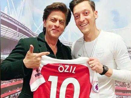 രണ്‍വീര്‍ സിങ് മാത്രമല്ല, ഷാരൂഖും ഓസിലിന്റെ ആരാധകന്‍; ആഴ്‌സണല്‍ സ്റ്റേഡിയത്തിലെത്തി താരം