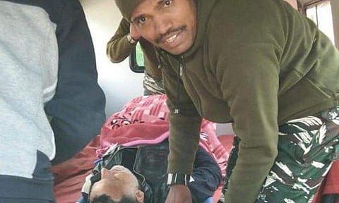 പോളിങ് ഓഫീസര്‍ക്ക് ഹൃദയാഘാതം ; ജീവന്‍രക്ഷാ നിര്‍ദ്ദേശവുമായി ഡോക്ടര്‍ ഫോണില്‍, സൈനികന്‍ സിപിആര്‍ നല്‍കിയത് ഒരു മണിക്കൂറോളം