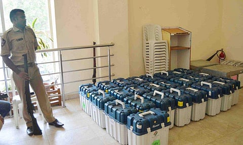 സംസ്ഥാനത്ത് 5,886 പോളിങ് സ്റ്റേഷനുകൾ പ്രശ്നബാധിതം ; അതീവ ഗുരുതര ബൂത്തുകൾ 425,  മൂന്ന് മണ്ഡലങ്ങളിൽ 2 ബാലറ്റ് യൂണിറ്റുകൾ വീതം