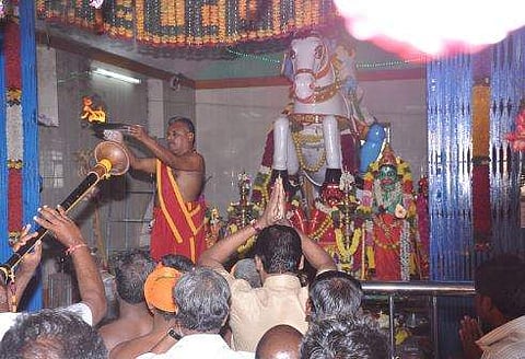 ചിത്രപൂര്‍ണിമ പൂജയ്ക്കിടെ അമ്പലത്തില്‍ തിക്കും തിരക്കും ; ഏഴു പേര്‍ മരിച്ചു, 10 പേര്‍ക്ക് പരിക്ക്