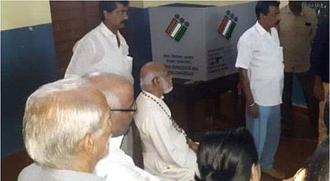 വോട്ടിംഗ് മെഷീന്‍ തകരാറിലായി; ഒരു മണിക്കൂറോളം കാത്തിരുന്ന് കര്‍ദ്ദിനാള്‍ ജോര്‍ജ് ആലഞ്ചേരി മടങ്ങി 