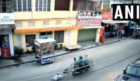 ബാഗ് കവരാനുളള ശ്രമം തടഞ്ഞു; യുവാവിനെ നടുറോഡില്‍ ബൈക്കില്‍ വലിച്ചിഴച്ച് അക്രമിസംഘം ( വീഡിയോ) 