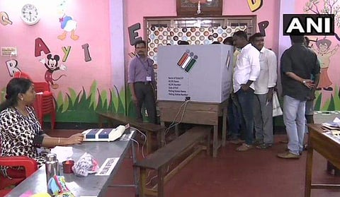 മോക്ക് പോളിങ് തുടങ്ങി; നാലിടത്ത് വോട്ടിങ് യന്ത്രങ്ങള്‍ തകരാറില്‍, പലയിടത്തും വൈദ്യുതി തടസ്സം