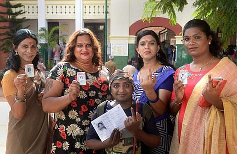 തിരുവനന്തപുരത്ത്  ട്രാന്‍സ്‌ജെന്‍ഡേഴ്‌സ് വിഭാഗക്കാര്‍ മഷിപുരട്ടിയ വിരലുകള്‍ ഉയര്‍ത്തിക്കാട്ടുമ്പോള്‍/ ഫോട്ടോ: പിടിഐ