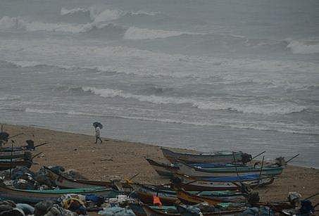 കടല്‍ക്ഷോഭം ശക്തിയാര്‍ജ്ജിക്കുന്നു; രാത്രി മത്സ്യബന്ധനം വിലക്കി, ജാഗ്രതാ നിര്‍ദ്ദേശം