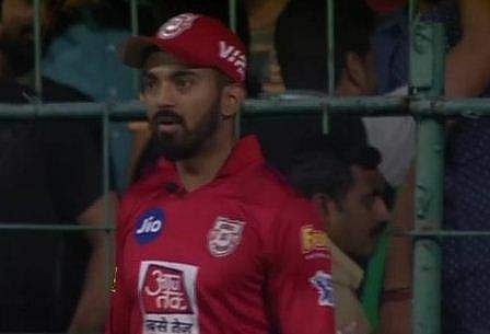 മൈക്രോഫോണില്‍ അസഭ്യവാക്ക് പറഞ്ഞ് കെ.എല്‍.രാഹുല്‍; പ്രകോപിപ്പിച്ചത് പാര്‍ഥീവിന്റെ ബൗണ്ടറി