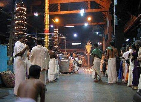 ക്ഷേത്രത്തിനുള്ളിൽ ഷർട്ട് ധരിച്ച് പ്രവേശിക്കാൻ അനുവാദം നൽകണോ? തന്ത്രിമാരുടെ അഭിപ്രായം തേടി സർക്കാർ